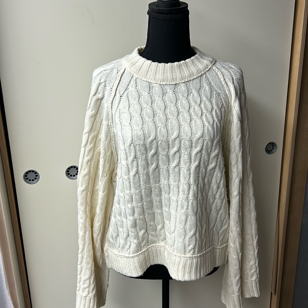 Cream cable knit color sweater with wide sleeves
